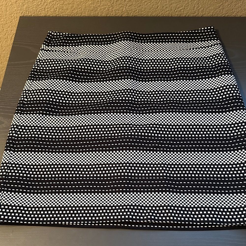 LOFT Black and White Patterned Pencil Skirt